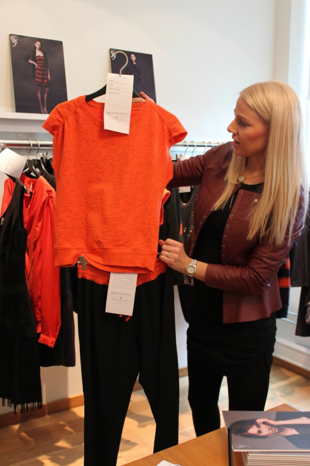 SPORTY: For en sporty vri på festantrekket, kan du gå for joggebuksestilen. Kombinér den gjerne med en enkel topp og en blazer for å dra opp festfaktoren. Og husk ALLTID høye hæler. Foto: Tone Ruud Engen SPORTY: For en sporty vri på festantrekket, kan du gå for joggebuksestilen. Kombinér den gjerne med en enkel topp og en blazer for å dra opp festfaktoren. Og husk ALLTID høye hæler. Foto: Tone Ruud Engen